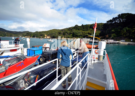 L'Île Navigator, car-ferry entre Auckland et l'île de la grande barrière à quai Tryphena Banque D'Images