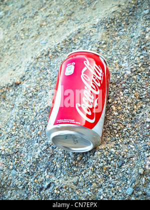 Coca Cola, sur le sable. Banque D'Images