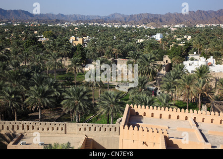 Blick vom Fort auf die Stadt und die von Palmengärten Nizwa. Nizwa ist das Zentrum des omanischen Kernlandes. Die Oasenstadt mensonge Banque D'Images