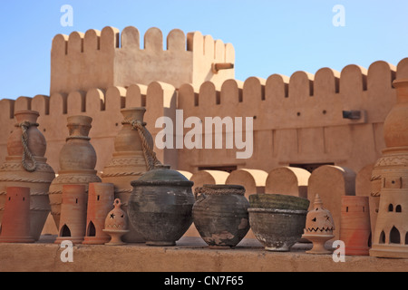 Tonkrüge im Innenhof des forts Nizwa. Nizwa ist das Zentrum des omanischen Kernlandes. Die Oasenstadt Hadsc liegt am Südrand des Banque D'Images