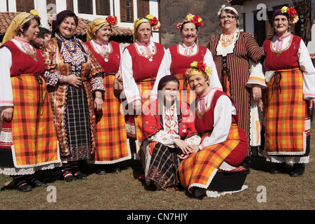 Bulgarie costume robe traditionnelle chanteuse festival Banque D'Images