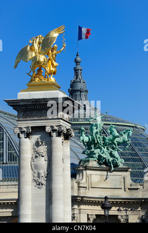 France, Paris, le Pont Alexandre III pont Alexandre (le troisième) et verrière du Grand Palais Banque D'Images