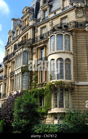 France, Paris, l'immeuble de type haussmannien avec bow-windows au n°7 rue Rembrandt construit en 1899 par l'architecte Gustave Rives Banque D'Images