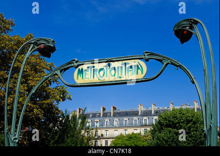 France, Paris, place de l'Europe, la station de métro avec un style Art Nouveau d'Hector Guimard Banque D'Images