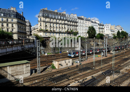 France, Paris, les bâtiments de style Haussmannien le long de la lignes de chemin de fer de la gare Saint Lazare vu de la place de Banque D'Images