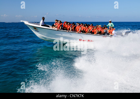 République dominicaine, la province de La Romana, Bayahibe, les touristes des excursions sur l'île de Saona sur un hors-bord dans la mer des Caraïbes Banque D'Images