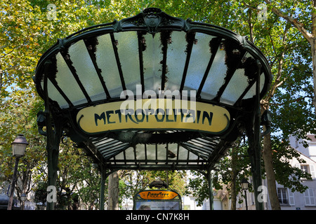 France, Paris, Place des Abbesses, la station de métro avec un style Art Nouveau d'Hector Guimard Banque D'Images