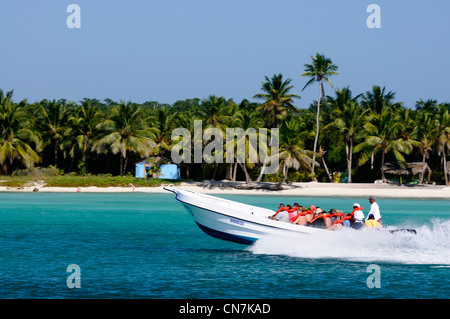 République dominicaine, la province de La Romana, Bayahibe, les touristes des excursions sur l'île de Saona sur un hors-bord dans la mer des Caraïbes Banque D'Images