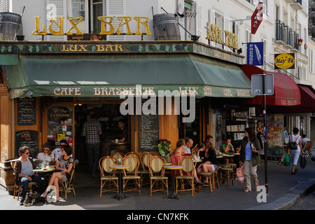 France, Paris, Montmartre, Rue Lepic, brasserie Lux Ba, terrasse et les piétons Banque D'Images