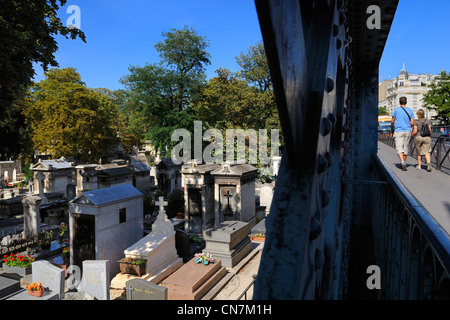 France, Paris, cimetière Montmartre sous le pont de la Rue Caulaincourt Banque D'Images