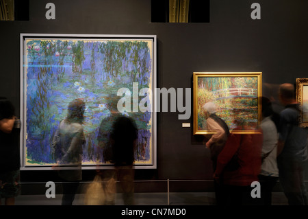 France, Paris, le Musée d'Orsay, Nympheas bleus et le Bassin aux nymphéas de Claude Monet Banque D'Images