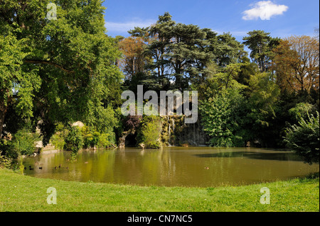 France, Paris, Bois de Boulogne, la Grande Cascade derrière l Etang des réservoirs Banque D'Images