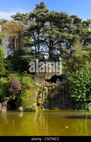 France, Paris, Bois de Boulogne, la Grande Cascade derrière l Etang des réservoirs Banque D'Images