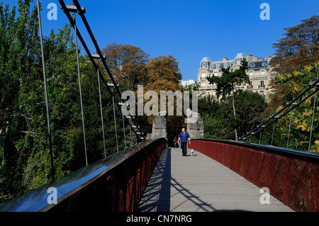 France, Paris, Parc des Buttes Chaumont, le pont et les bâtiments de style Haussmannien de la rue Manin Banque D'Images