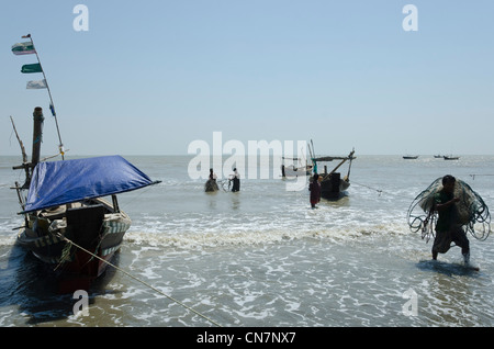 Le tri des pêcheurs leurs filets dans la mer. Delta de l'Irrawaddy. Le Myanmar. Banque D'Images