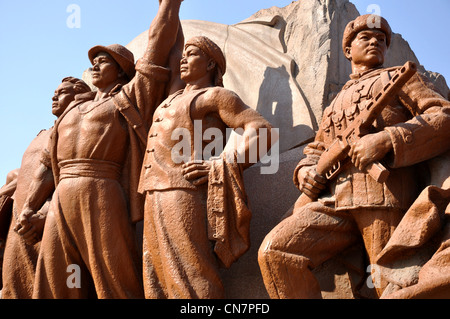 Héros à la base de la Mao Zedong (ou Tse Tung) statue, Zhongshan Square, Shenyang, Liaoning, Chine. Banque D'Images