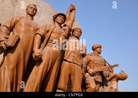 Héros à la base de la Mao Zedong (ou Tse Tung) statue, Zhongshan Square, Shenyang, Liaoning, Chine. Banque D'Images