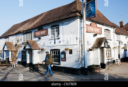 Le navire dans le sud de Harting, West Sussex, au sud de la South Downs Way. Un pub qui a besoin de réparations. Homme marchant local. Banque D'Images