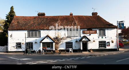 Le navire dans le sud de Harting, West Sussex, au sud de la South Downs Way. Un pub qui a besoin de réparations. Banque D'Images