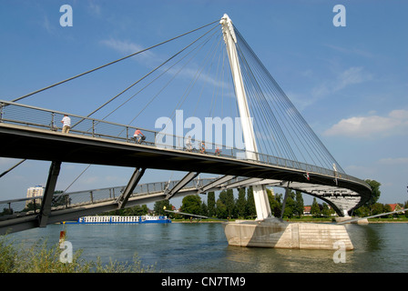 La France, Bas Rhin, entre Strasbourg et Kehl en Allemagne, le jardin des deux fleuves, le Rhin, le pont Mimram reliant les Banque D'Images