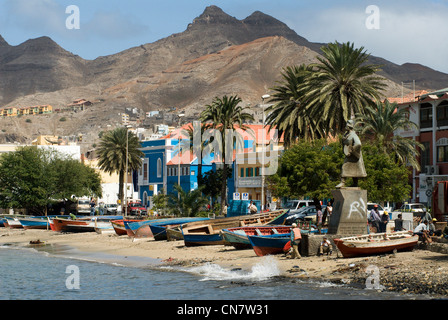 Le Cap Vert, l'île de Sao Vicente, Mindelo, bateaux de pêcheurs Banque D'Images