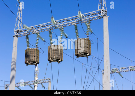 Transformateurs d'énergie électrique haute puissance voler dans le ciel Banque D'Images