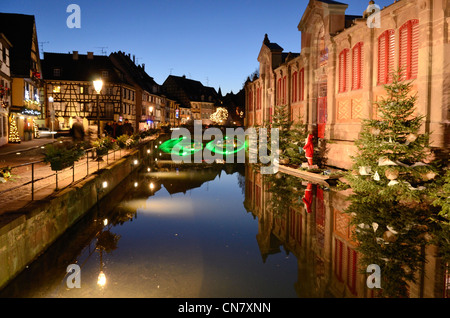 France, Alsace, Colmar, la Petite Venise, le domaine de l ? ?les tanneurs, la Lauch, illuminations pendant le marché de Noël à Banque D'Images