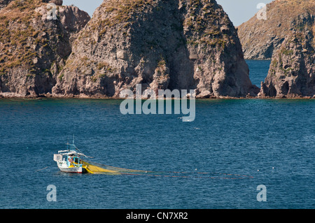 La Grèce, l'île de Lemnos, Myrina, capitale et port principal de l'île, un bateau de pêche Banque D'Images