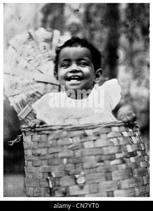 Jeune Indien enfant enfants Fille Garçon 1900 panier cacher Banque D'Images