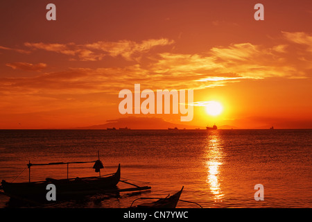 La baie de Manille spectaculaire coucher de soleil avec des bateaux de pêche dans l'avant-plan. Banque D'Images