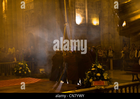 L'Espagne, la Galice, Saint Jacques de Compostelle, classée au Patrimoine Mondial de l'UNESCO, la cérémonie de l'encens géant, ou Banque D'Images