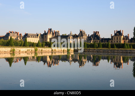 France, Seine et Marne (77), Fontainebleau, le château royal classé au Patrimoine Mondial de l'UNESCO, vue depuis le Grand Parterre Banque D'Images