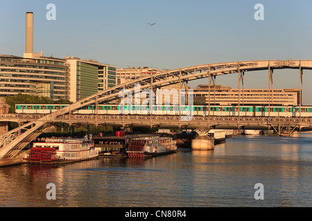 France, Paris, le viaduc d'Austerlitz, ligne 5 du métro et du quartier des affaires de la Gare de Lyon Quai de Bercy Banque D'Images