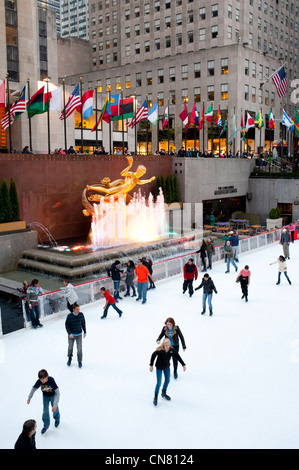 USA New York Rockefeller Center patinoire en plein air plaisirs d'hiver 30 skate rock Statue Prométhée NBC Banque D'Images