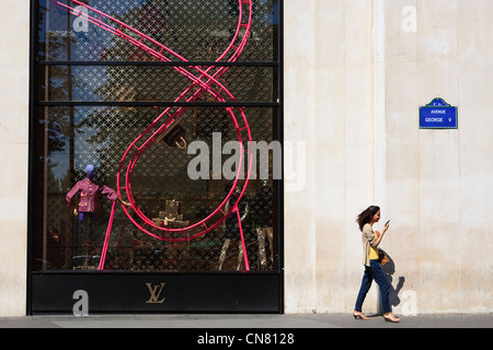 France, Paris, Louis Vuitton shop situé à l'Avenue des Champs Elysées Banque D'Images