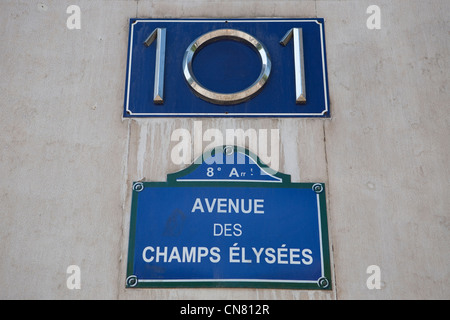 France, Paris, plaque de rue sur l'Avenue des Champs Elysées Banque D'Images