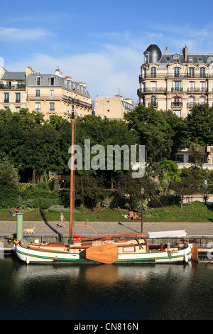 France, Paris, le bassin de l'Arsenal et les façades de quai Bourbon Banque D'Images