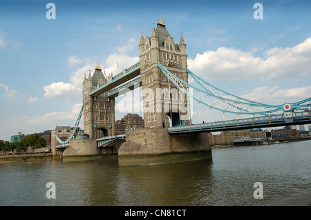 Tower Bridge, Londres. Prises à partir de la rive sud de la Tamise Le Guoman Tower Hotel est visible à travers le centre du pont. Banque D'Images