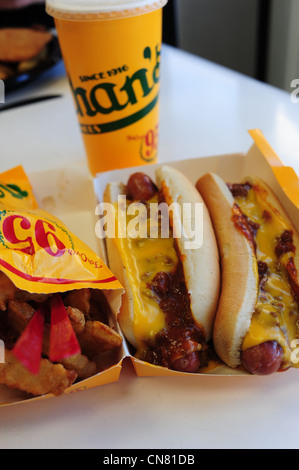 USA New York City Brooklyn NY NYC Coney Island Nathan's Hot Dogs 2 chili et fromage hot-dogs et des frites et un soda Banque D'Images