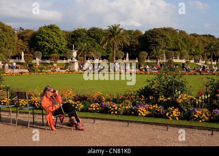 France, Paris, les gens dans le Jardin du Luxembourg (le jardin du Luxembourg) Banque D'Images