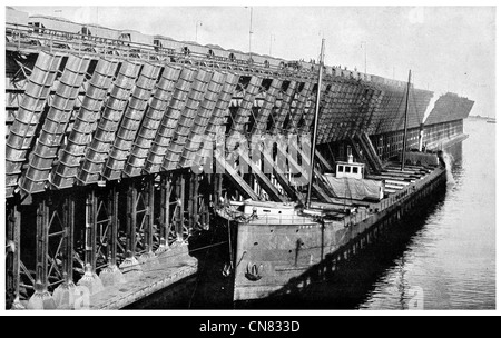 1917 Le chargement d'un bateau à vapeur de minerai de Duluth au Minnesota Banque D'Images