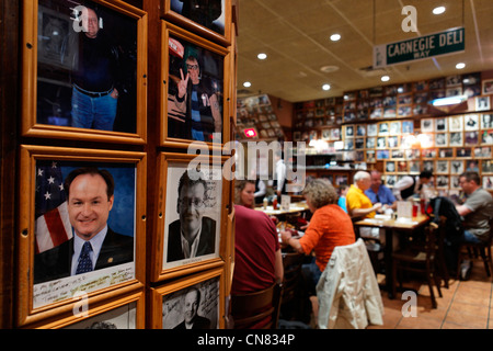 United States, New York, Manhattan, Midtown, photos de personnalités dédié dans une salle du restaurant Carnegie Deli Banque D'Images