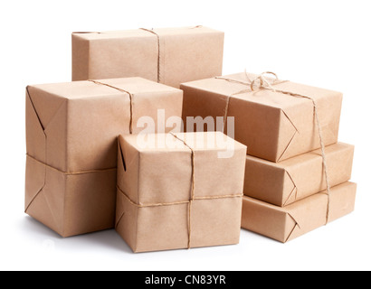 Groupe de colis emballés avec du papier d'emballage brun isolated on white Banque D'Images