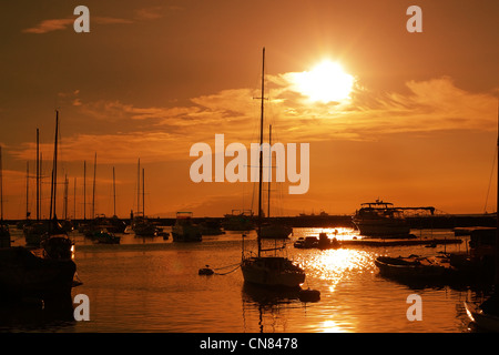 Coucher de soleil spectaculaire scène avec voiliers et yachts en silhouette. Banque D'Images