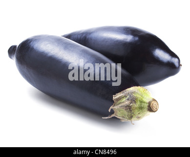 Deux aubergines fraîches isolées sur fond blanc Banque D'Images