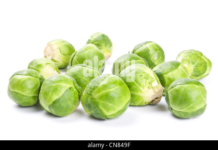 Choux de Bruxelles vert frais isolé sur fond blanc Banque D'Images