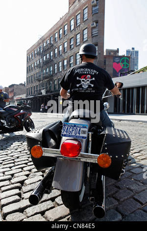 United States, New York, Manhattan, Meatpacking District, un motocycliste sur sa Harley Davidson Banque D'Images