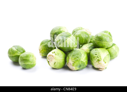 Choux de Bruxelles vert frais isolé sur fond blanc Banque D'Images