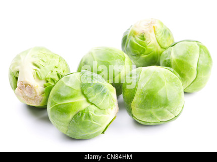 Choux de Bruxelles vert frais isolé sur fond blanc Banque D'Images