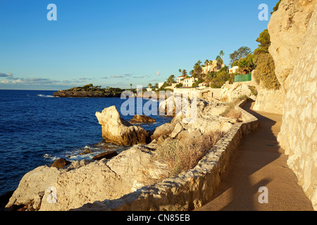 France, Alpes Maritimes, Cap d'ail, le sentier du littoral, de la pointe des Douaniers dans l'arrière-plan Banque D'Images